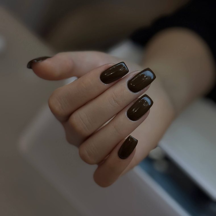 Маникюр с шоколадным гель-лаком от мастера Kira Nails в Мытищах