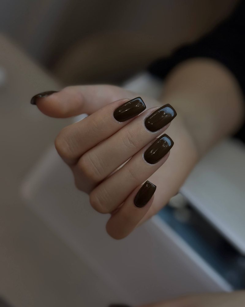 Короткие ногти с шоколадным гель-лаком, форма мягкий квадрат